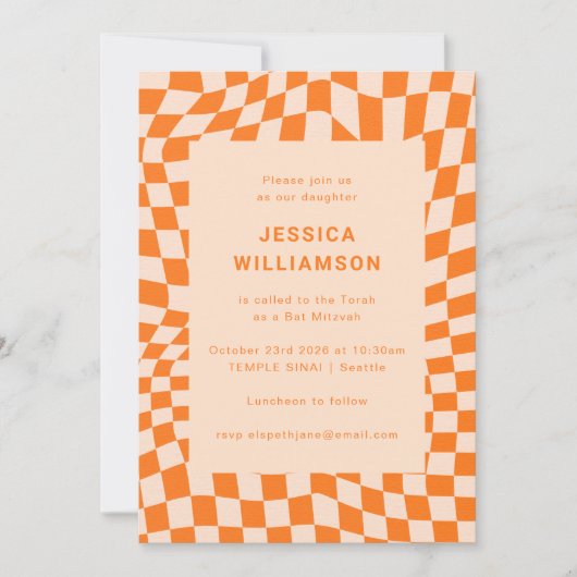 Groovy Retro Orange Checkerboard Bat Mitzvah Einladung (Vorderseite)