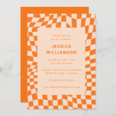 Groovy Retro Orange Checkerboard Bat Mitzvah Einladung (Vorne/Hinten)