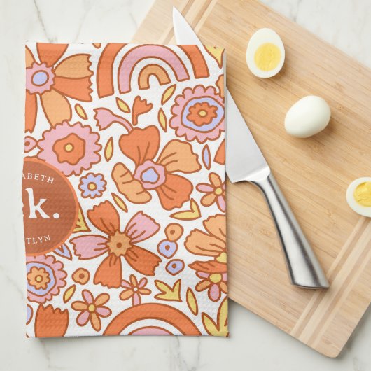 Groovy Retro Orange Florals Monogram Geschirrtuch (Viertel Falte)