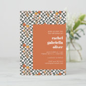 Groovy Retro Orange Green Checkerboard Bat Mitzvah Einladung (Stehend Vorderseite)