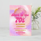 Groovy Retro Roller Pink und Gold Wedding Einladung (Stehend Vorderseite)