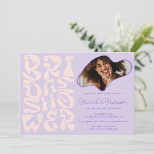 Groovy Retro Script Lavender Foto Brautparty Einladung (Stehend Vorderseite)