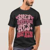 Groovy Retro Sie ist alles, was er ist nur Ken TSh T-Shirt (Vorderseite)