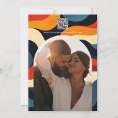 Groovy Retro Wavy Boho Hochzeit Foto QR Code Save The Date (Rückseite)