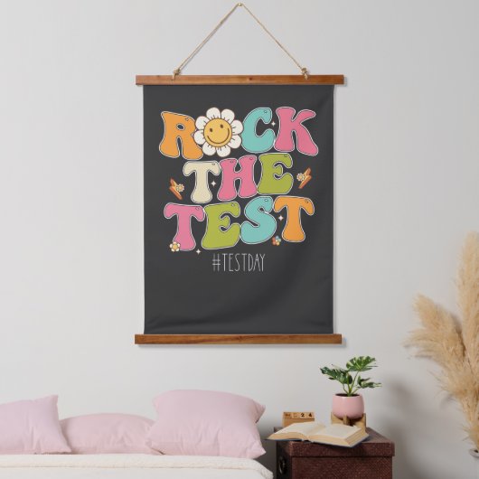 Groovy Rock the Test Motivierend Testing Day Wandteppich Mit Holzrahmen (Schlafzimmer)