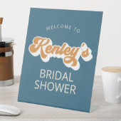 Groovy Schriftart Aquamarin Gelbes Brautparty Empf Sockelschild (In Situ)