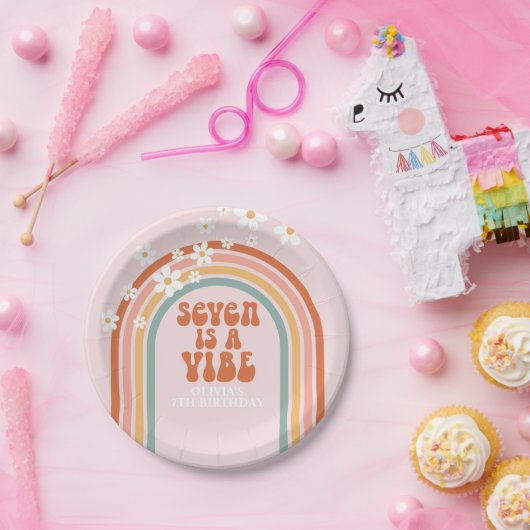 Groovy Seven ist ein lebendiger, daistischer Regen Pappteller (Party)