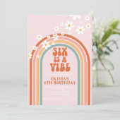 Groovy Six ist ein Vibe daisy Regenbogen 6. Geburt Einladung (Stehend Vorderseite)
