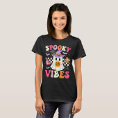 Groovy Soky Vibes Retro Ghost Holding Pumpkin Hall T-Shirt (Vorne ganz)
