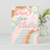 Groovy Ten ist ein Vibe Retro Pastells 10. Geburts Einladung (Stehend Vorderseite)