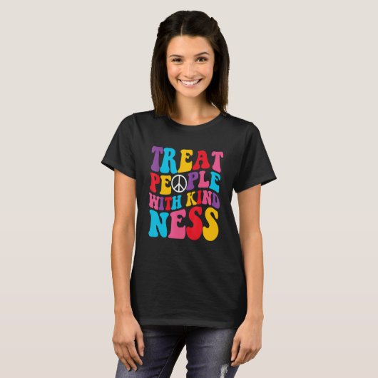 Groovy Treat People With Kindness Retro TPWK Trend T-Shirt (Vorne ganz)