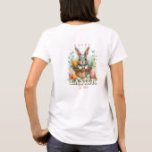 Groovy Watercolor niedlicher Hase in Korbeiern T-Shirt (Rückseite)