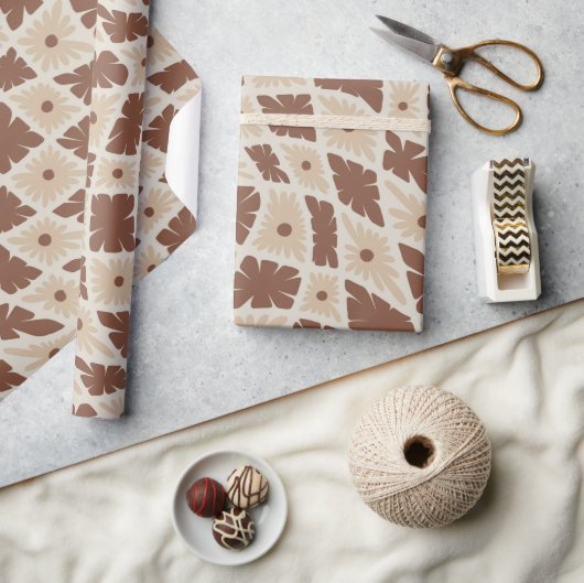 Groovy Wavy Trippy 60er Blume Karo Neutral Brown Geschenkpapier (Kunsthandwerk)