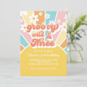 Groovy Wild Three Retro Sunshine Rainbow Daisy Einladung (Stehend Vorderseite)