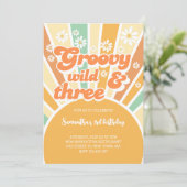Groovy wild und drei Retro-Sonnen-Kindergeburtstag Einladung (Stehend Vorderseite)