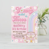 Groovy Young Wild & Three Rainbow 3. Geburtstag Einladung (Stehend Vorderseite)