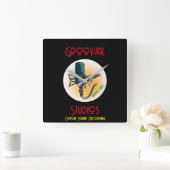Groovyal Studios T - Shirt Quadratische Wanduhr (Zuhause)