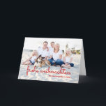 Groß rote moderne Photokarte von frohe Weihnachten<br><div class="desc">Ein moderner frohe Weihnachtengruß „“ ist vor und zentral in dieser Konzeption,  die die zeitgenössische Typografie eingliedert. Senden Sie die eleganten Grüße an die Familie und an die Freunde mit dieser Photokarte,  die es von Eigenschaften für ein großes Bild Ihrer Familie auf der Vorderseite Abstand lässt.</div>
