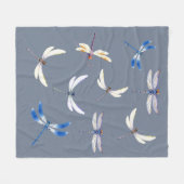 Großartige Dragonfliegen in Flight on Gray Fleecedecke (Vorderseite (Horizontal))