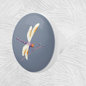 Großartige Goldene Libelle am Rande gegen Grau Keramikknauf