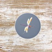 Großartige Goldene Libelle am Rande gegen Grau Keramikknauf