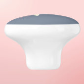 Großartige Goldene Libelle am Rande gegen Grau Keramikknauf