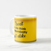 Großartige Köpfe denken unabhängig, nicht gleich K Kaffeetasse (Vorderseite Links)