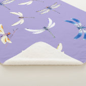 Großartige Libellen im Fliegen auf der Lila Felle  Sherpadecke (3/4)