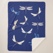Großartige Libellen in Flight on Dark Blue Sherpadecke (Vorderseite)
