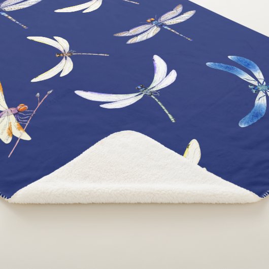 Großartige Libellen in Flight on Dark Blue Sherpadecke (3/4)