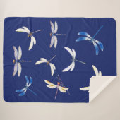 Großartige Libellen in Flight on Dark Blue Sherpadecke (Vorderseite (Horizontal))