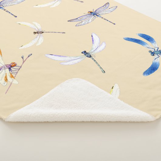 Großartige Libellen in Flight on Light Tan Sherpadecke (3/4)