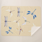 Großartige Libellen in Flight on Light Tan Sherpadecke (Vorderseite (Horizontal))