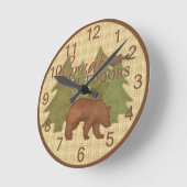 Großartige Uhr an der Außenwand (Winkel)