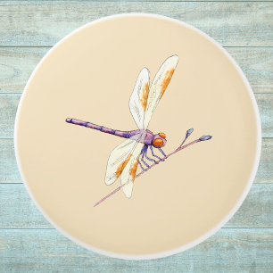 Großartiger Dragonfly auf dem Zweig auf Tan Keramikknauf