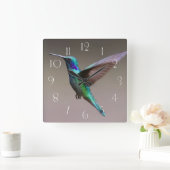 Großartiger Kolibri in der Flucht Quadratische Wanduhr (Zuhause)