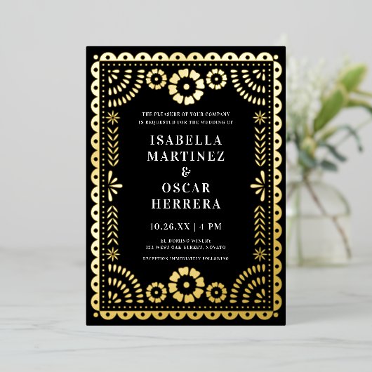 Großartiger Papel Picado Boda Wedding Black + Gold Folieneinladung (Stehend vorne)