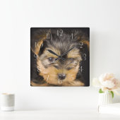 Großartiger Yorkshire Terrier Quadratische Wanduhr (Zuhause)