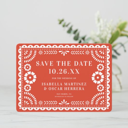 Großartiges Papel Picado Foto Warm Red Wedding Save The Date (Stehend Vorderseite)