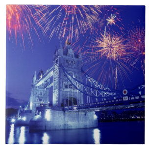 Großbritannien, London. Feuerwerk über dem Tower Fliese