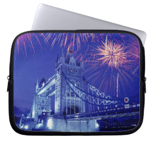 Großbritannien, London. Feuerwerk über dem Tower Laptopschutzhülle