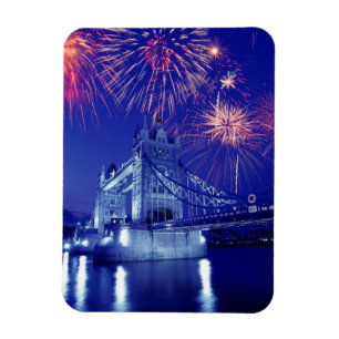 Großbritannien, London. Feuerwerk über dem Tower Magnet