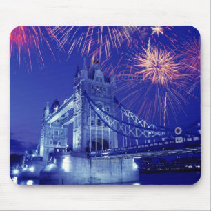 Großbritannien, London. Feuerwerk über dem Tower Mousepad
