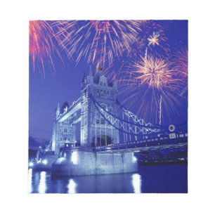 Großbritannien, London. Feuerwerk über dem Tower Notizblock