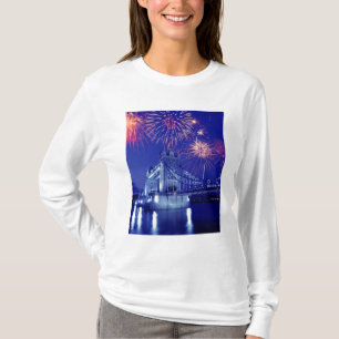 Großbritannien, London. Feuerwerk über dem Tower T-Shirt