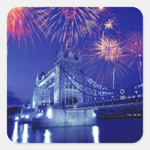 Großbritannien, London. Feuerwerk über dem Turm Quadratischer Aufkleber