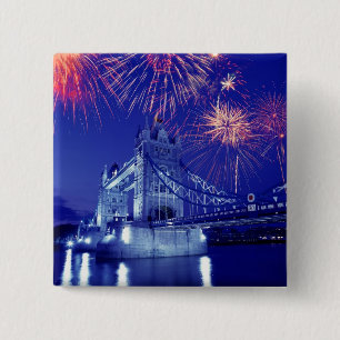 Großbritannien, London. Feuerwerke über dem Turm Button