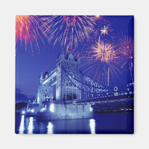 Großbritannien, London. Feuerwerke über dem Turm Magnet