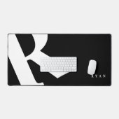 Große Anfangsphase | Moderne Typografie | Schwarz Schreibtischunterlage (Tastatur & Maus)