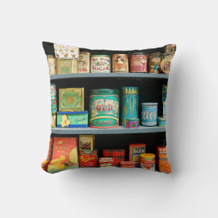 Große Auswahl an farbigen Vintagen Dosen wird ange Kissen